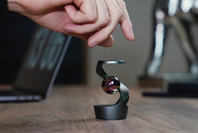 🏆Gravity Defying Kinetic Desk Toy